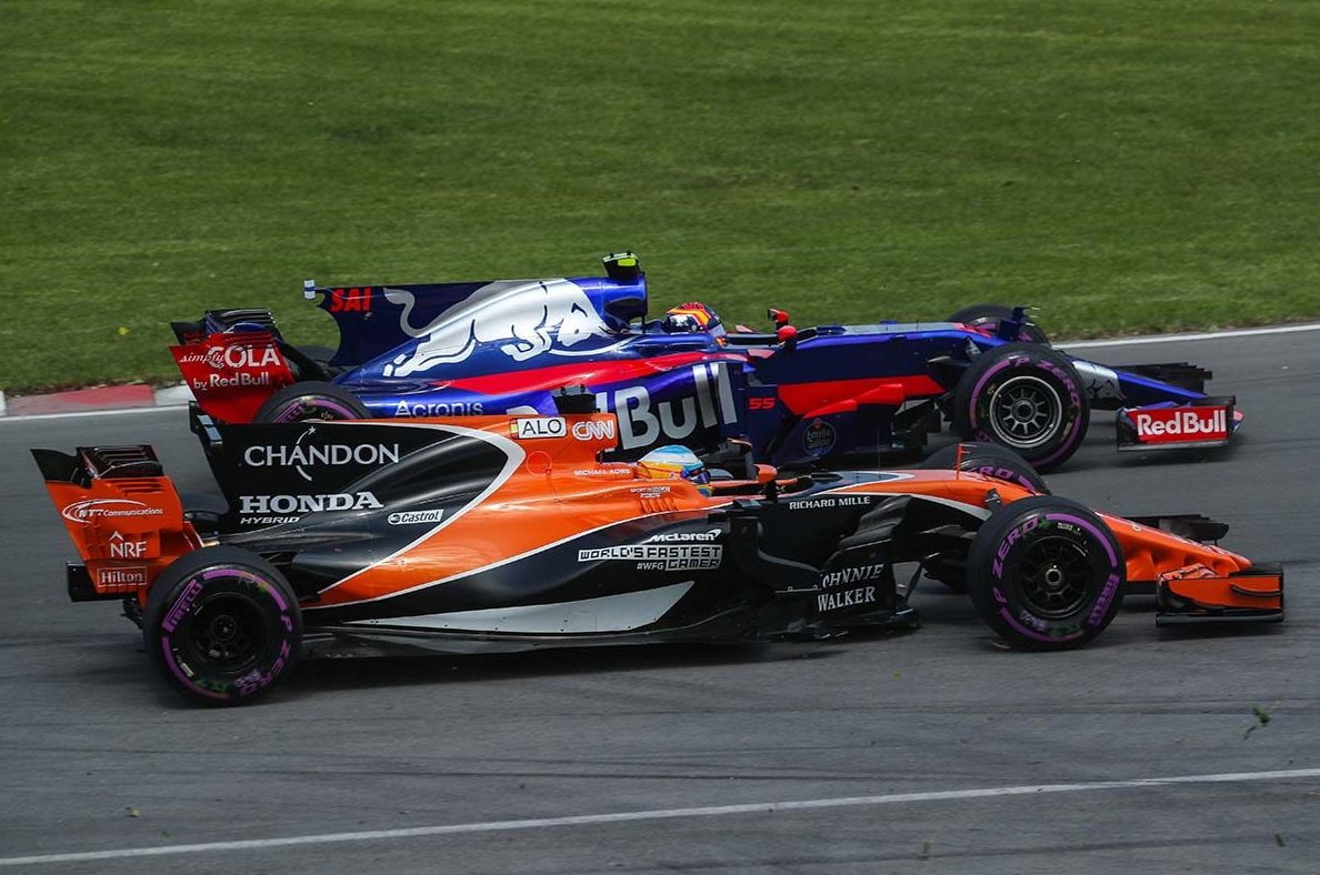 Carlos Sainz junto a Fernando Alonso