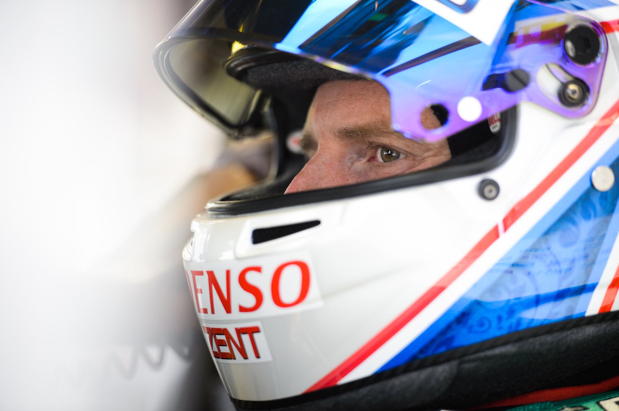 Anthony Davidson enfundado en su casco clásico