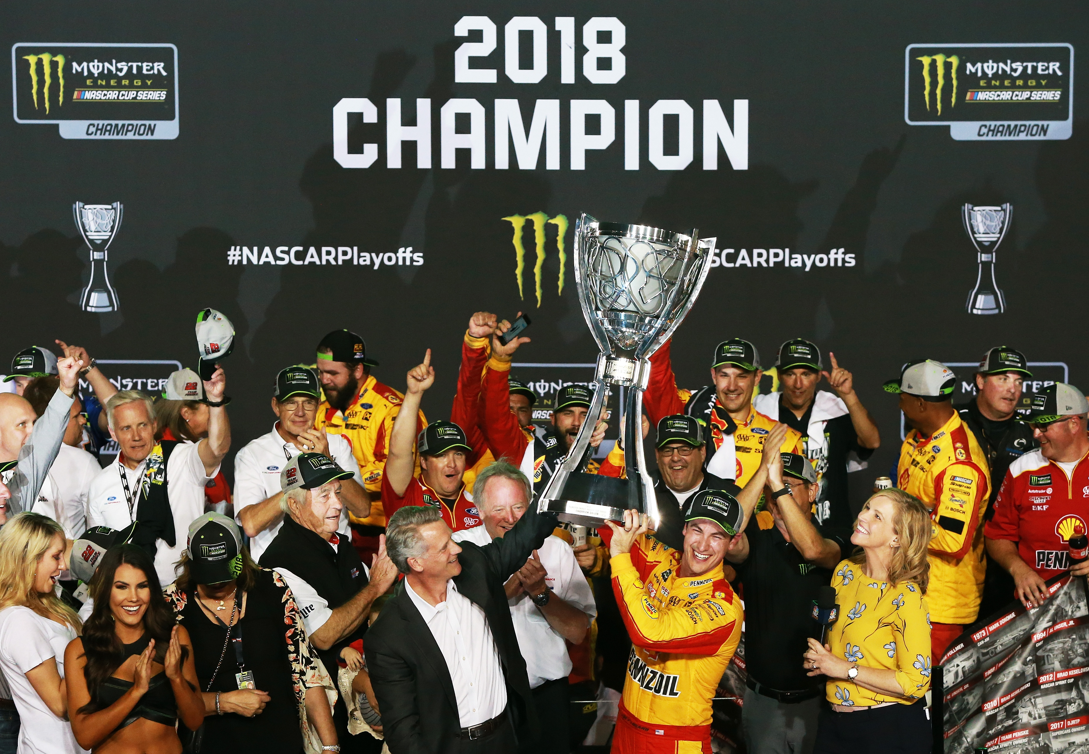 Logano celebra el campeonato