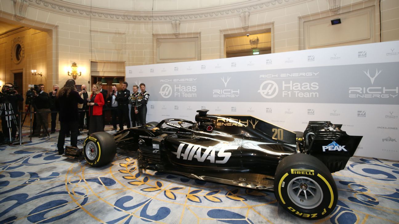 La livery del VF-19 siendo presentada en Londees por el equipo Haas y su nuevo patrocinador, Rich Energy