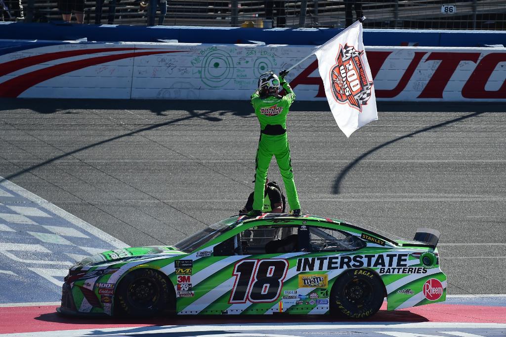 Kyle Busch celebra su victoria 200 en California