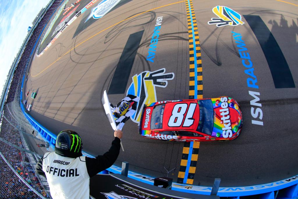 Kyle Busch gana en Phoenix 2019