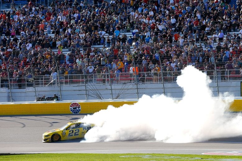 Logano gana las Pennzoil 400