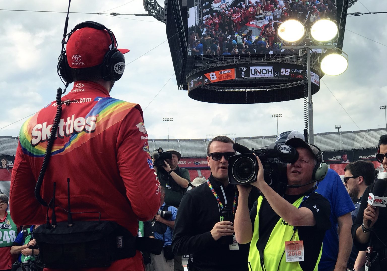 Kyle Busch atiende a FS1 desde Victory Lane tras su victoria en Bristol.