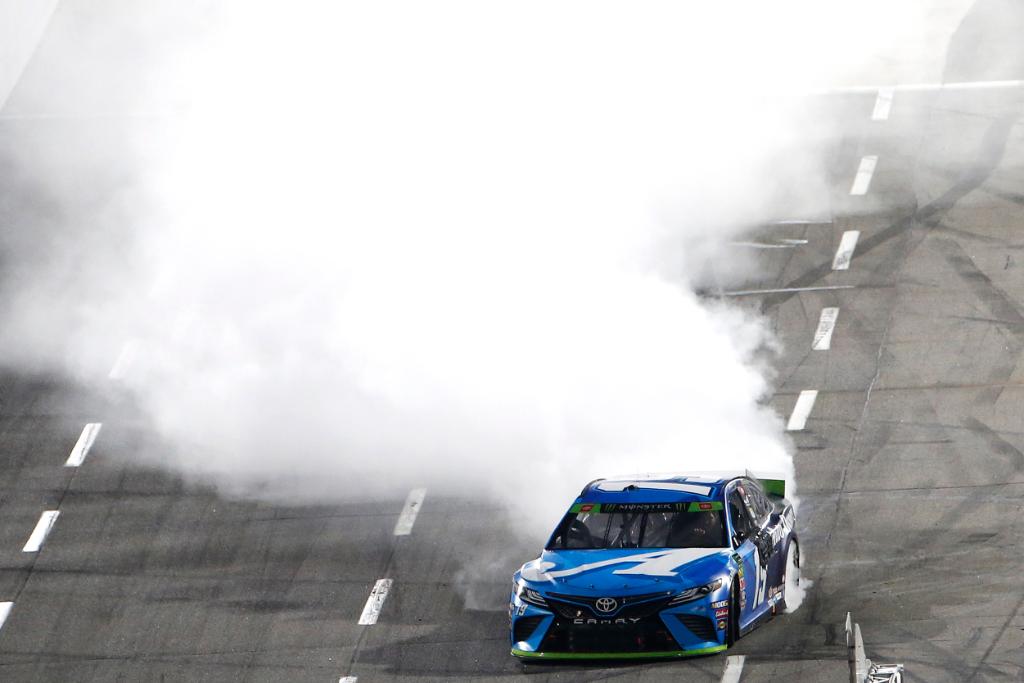 Truex celebra su victoria en Martinsville