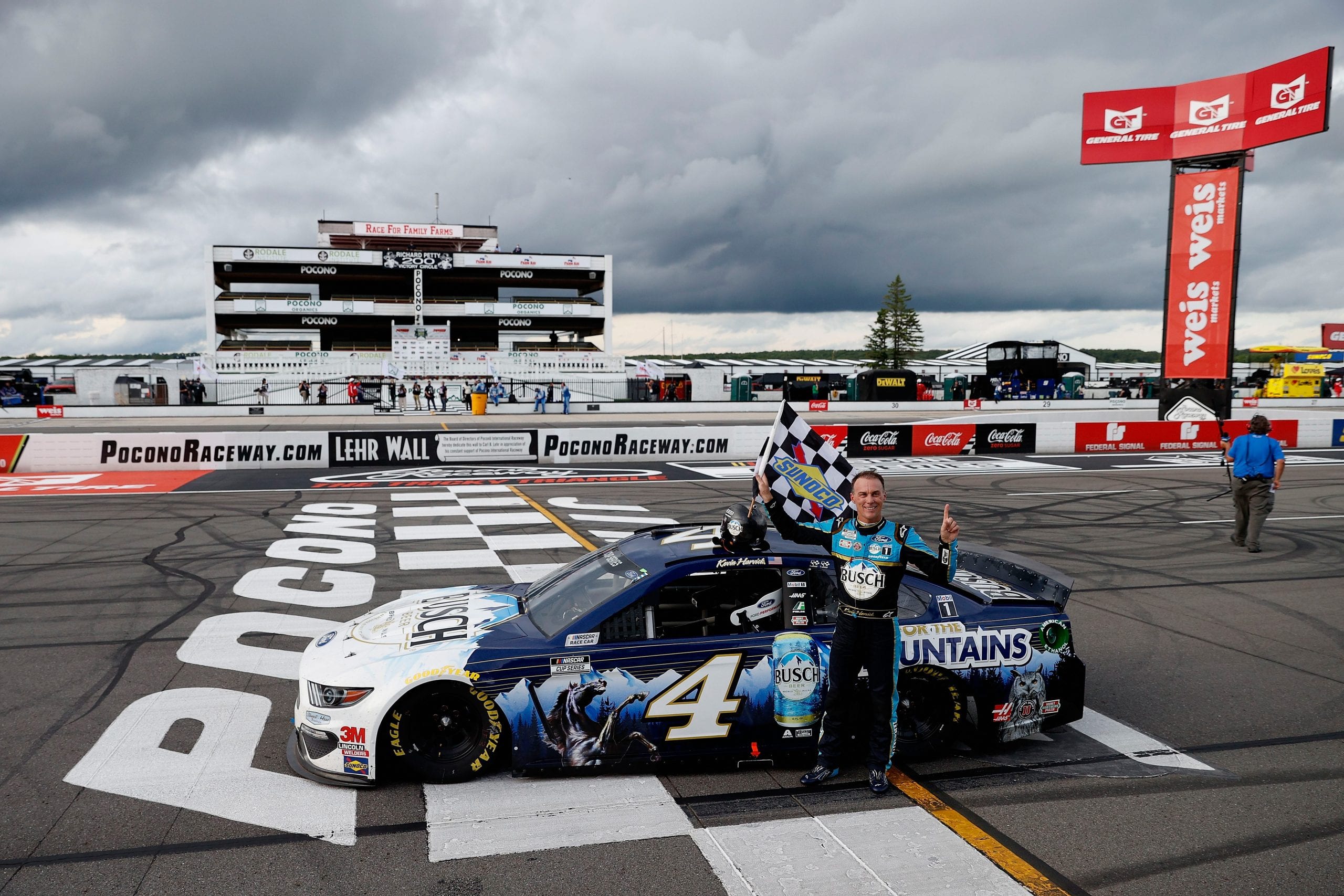 Harvick sonríe tras su primera victoria en Pocono