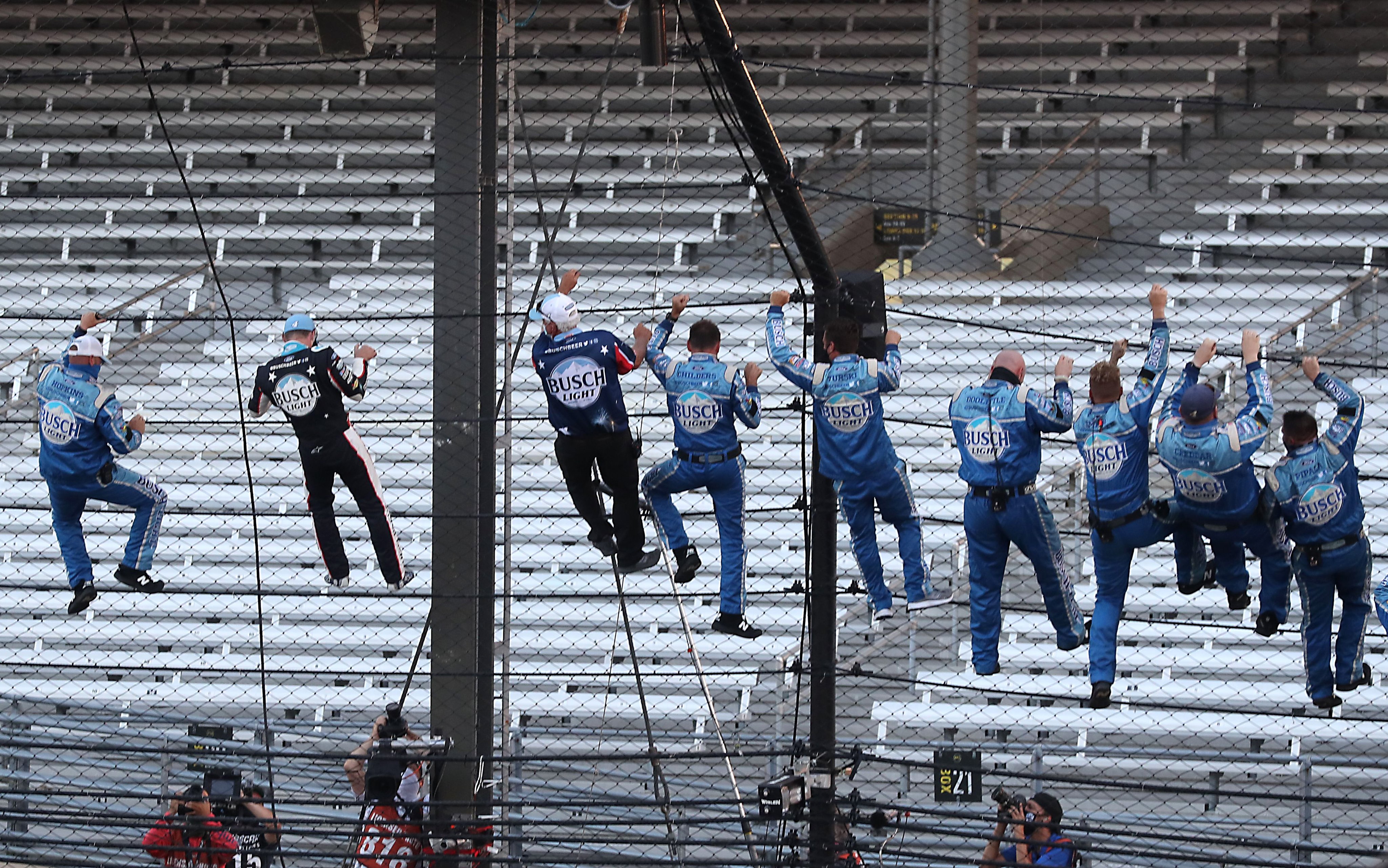 Harvick y sus mecánicos colgados de la valla en Indianápolis